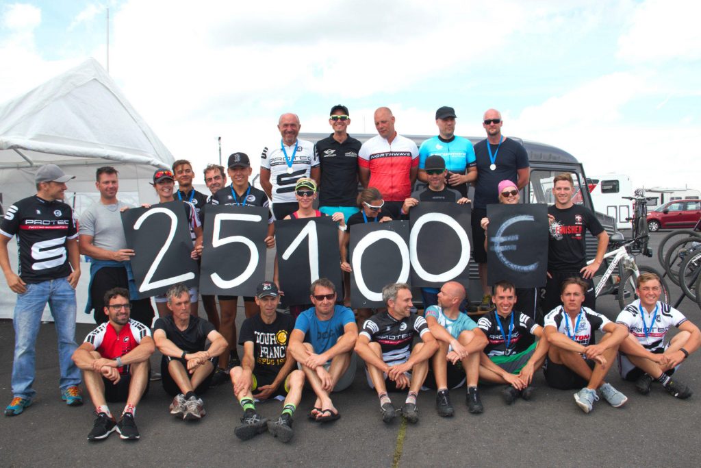 Gruppenfoto der Radfahrer von "24 Stunden am Ring"