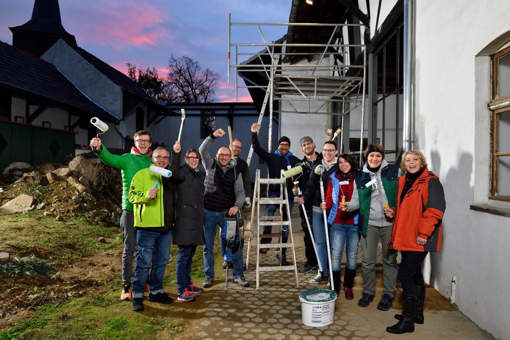 Stefan Welb und seine Mitarbeiter auf einer Baustelle zur Unterstützung eines Sozialprojektes.