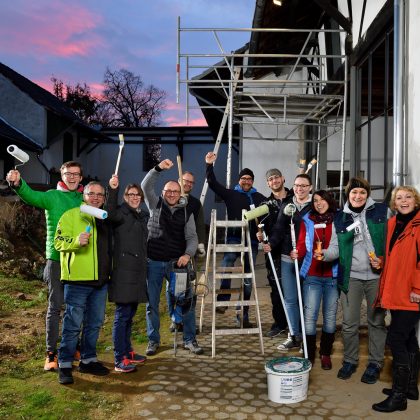Stefan Welb und seine Mitarbeiter auf einer Baustelle zur Unterstützung eines Sozialprojektes.