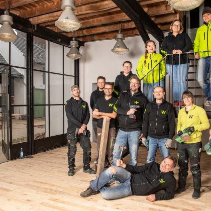 Die Mitarbeiter von Stefan Welb auf einer Baustelle auf dem Hannah Hof.