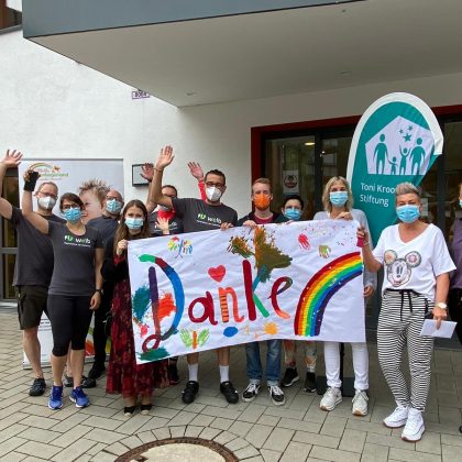 Stefan Welb mit seinen Mitarbeitern vor dem Kinder- und Jugendhospiz in Düsseldorf