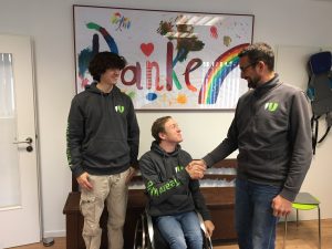 Stefan Welb gratuliert den beiden Auszubildenden zur bestandenen Prüfung