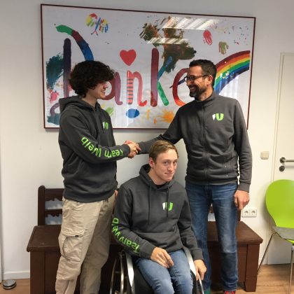 Stefan Welb gratuliert den beiden Auszubildenden zur bestandenen Prüfung