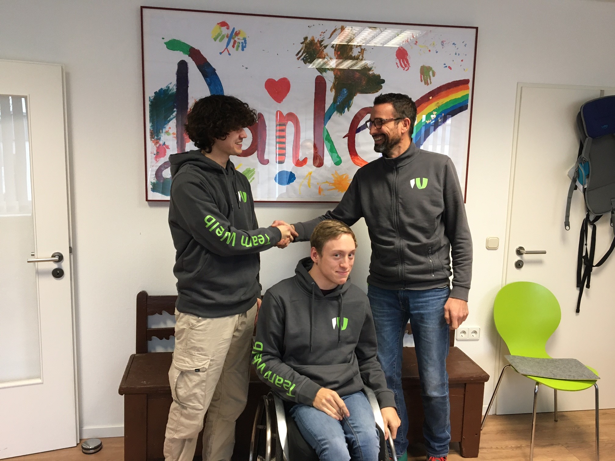 Stefan Welb gratuliert den beiden Auszubildenden zur bestandenen Prüfung