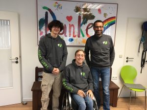 Stefan Welb mit den beiden Auszubildenden