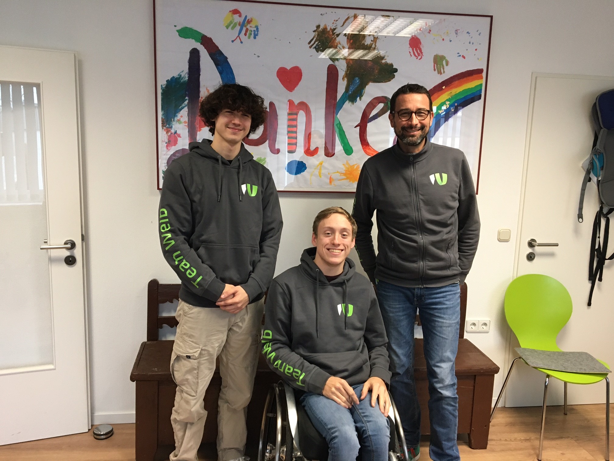 Stefan Welb mit den beiden Auszubildenden