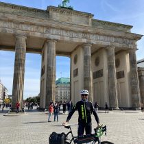 Stefan Welb mit seinem Fahrrad vor dem Brandenburger Tor in Berlin