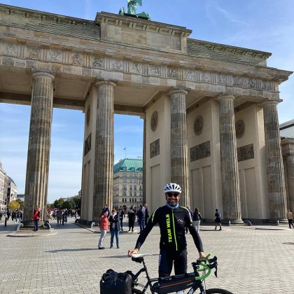 Stefan Welb mit seinem Fahrrad vor dem Brandenburger Tor in Berlin