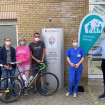 Stefan Welb vor der Klinik für Kinder- und Jugendmedizin in Münster