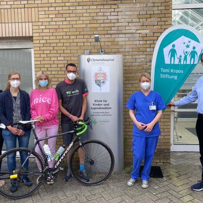 Stefan Welb vor der Klinik für Kinder- und Jugendmedizin in Münster