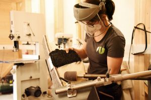 Orthopädietechnikerin bearbeitet das Material in der Werkstatt von Welb