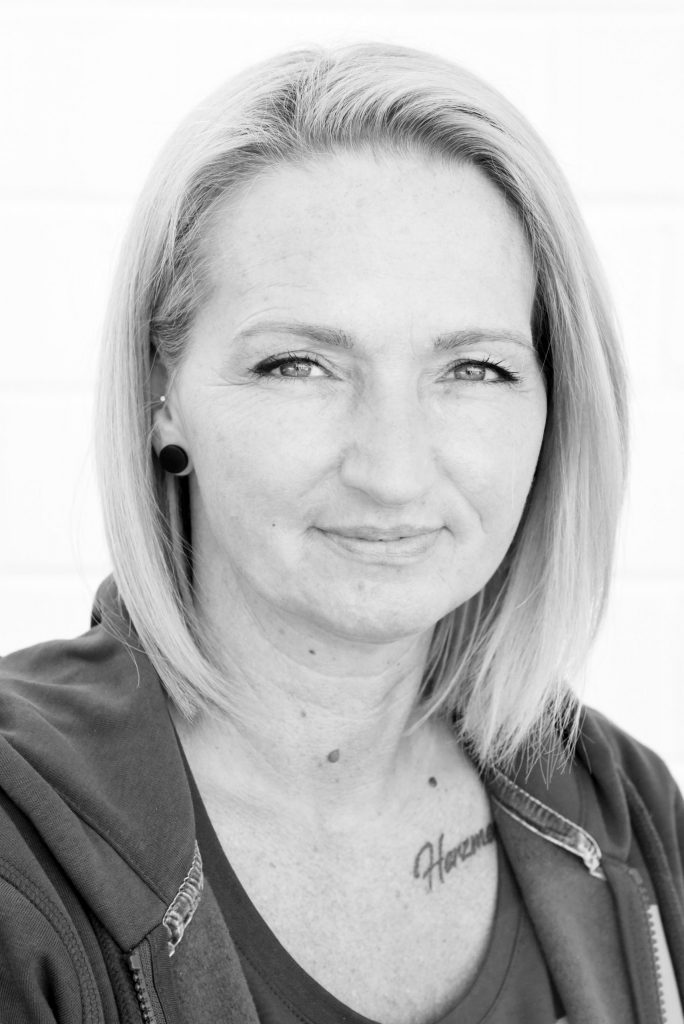 Portrait in schwarz-weiß von Carmen Schneberger