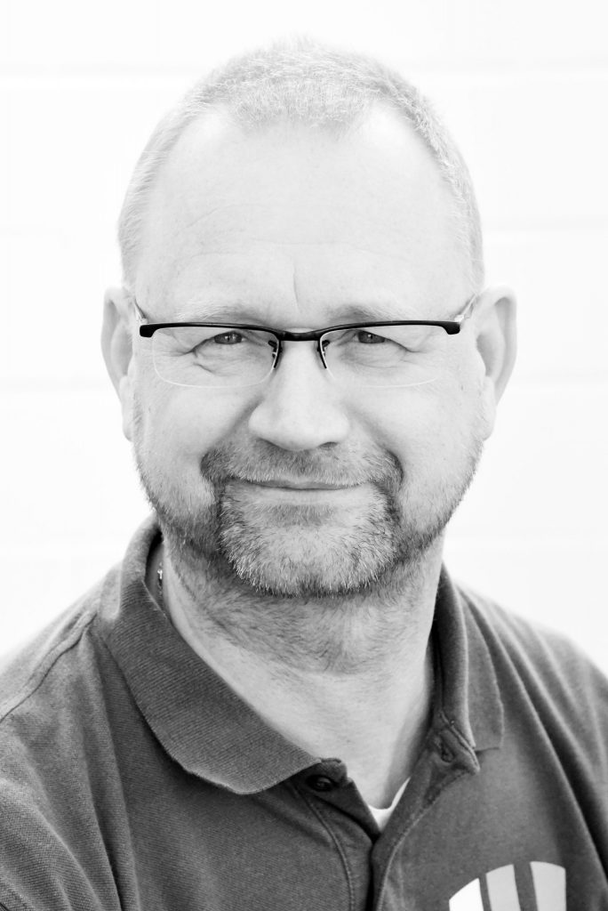 Portrait in schwarz-weiß von Mike Schindler